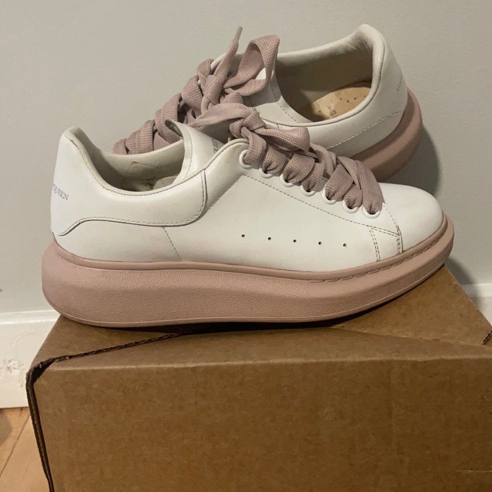 38 women’s shoes used mid condition